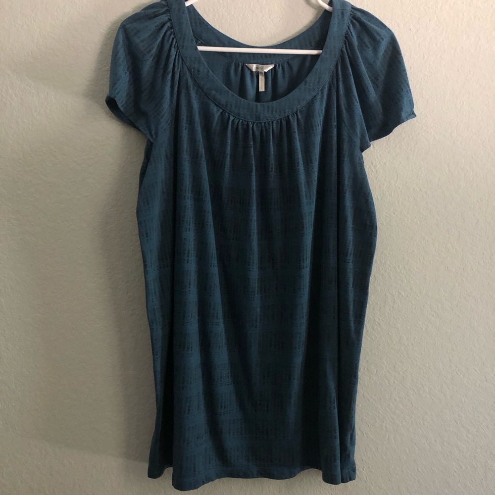 Casual and light t-shirt with open crew neck